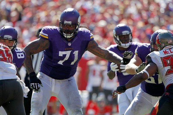 Report: Minnesota Vikings RT Phil Loadholt Tears Achilles 