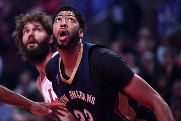 Pelicans F Anthony Davis Leaves Game with Hip, Thumb Injury 